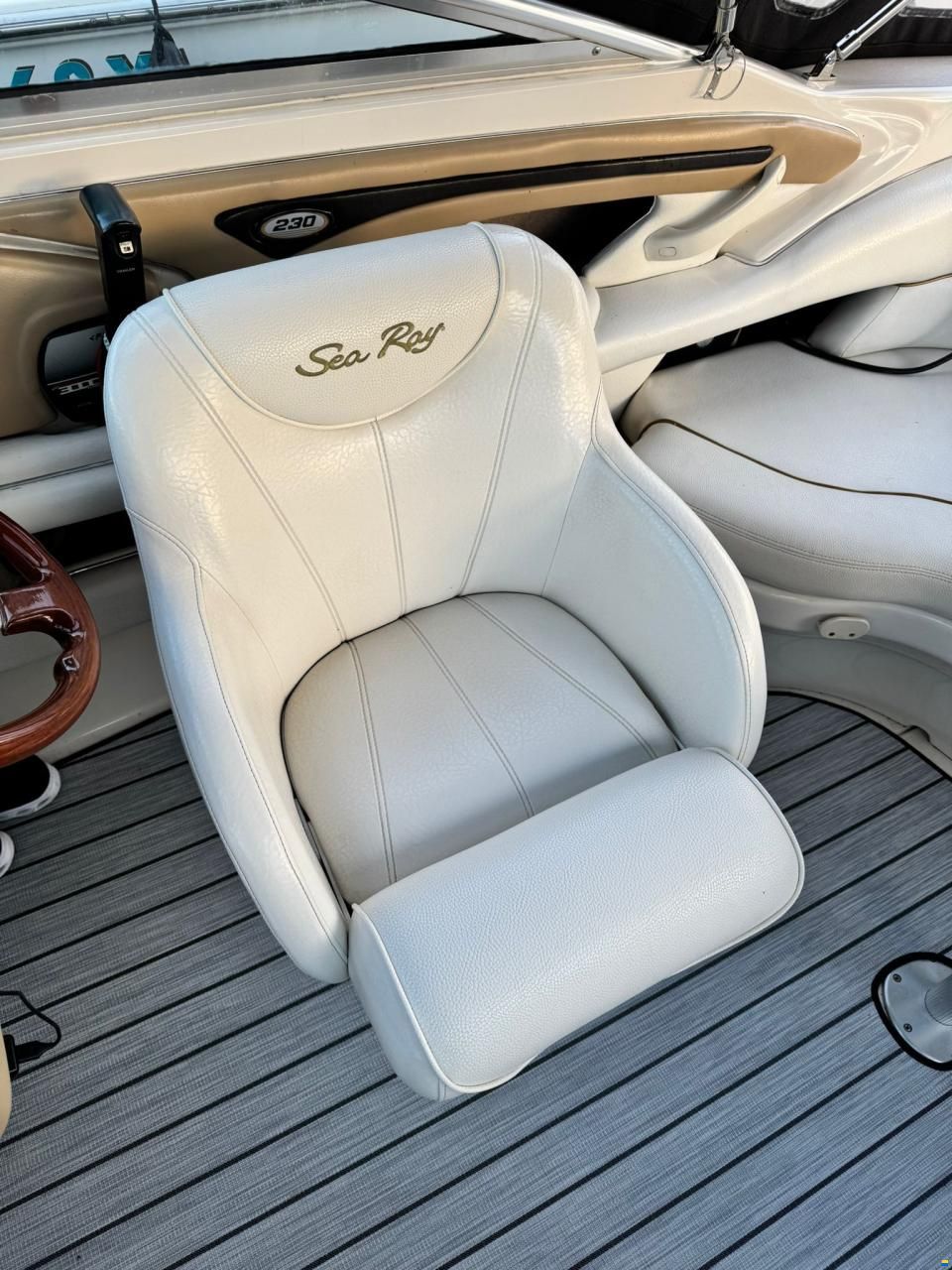Sea Ray 230 OV signature