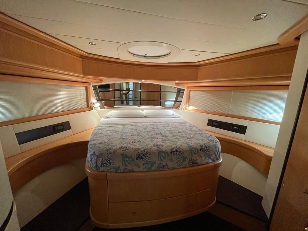 Pershing 76