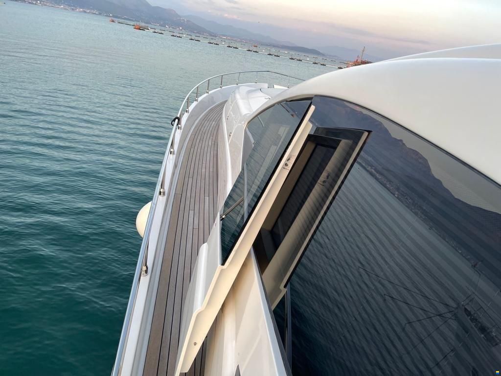 Pershing 76