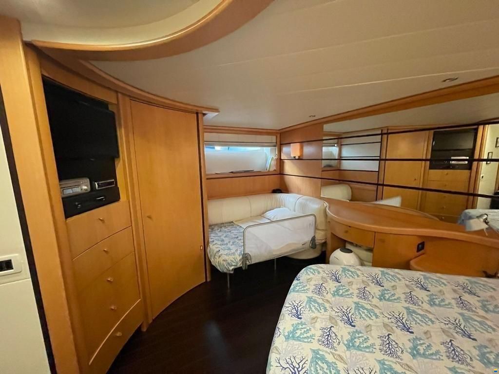 Pershing 76