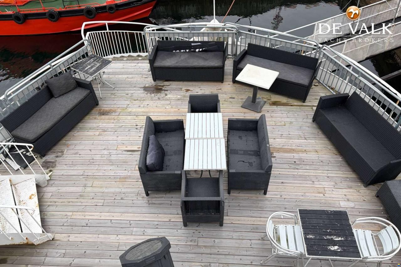 Floating restaurant