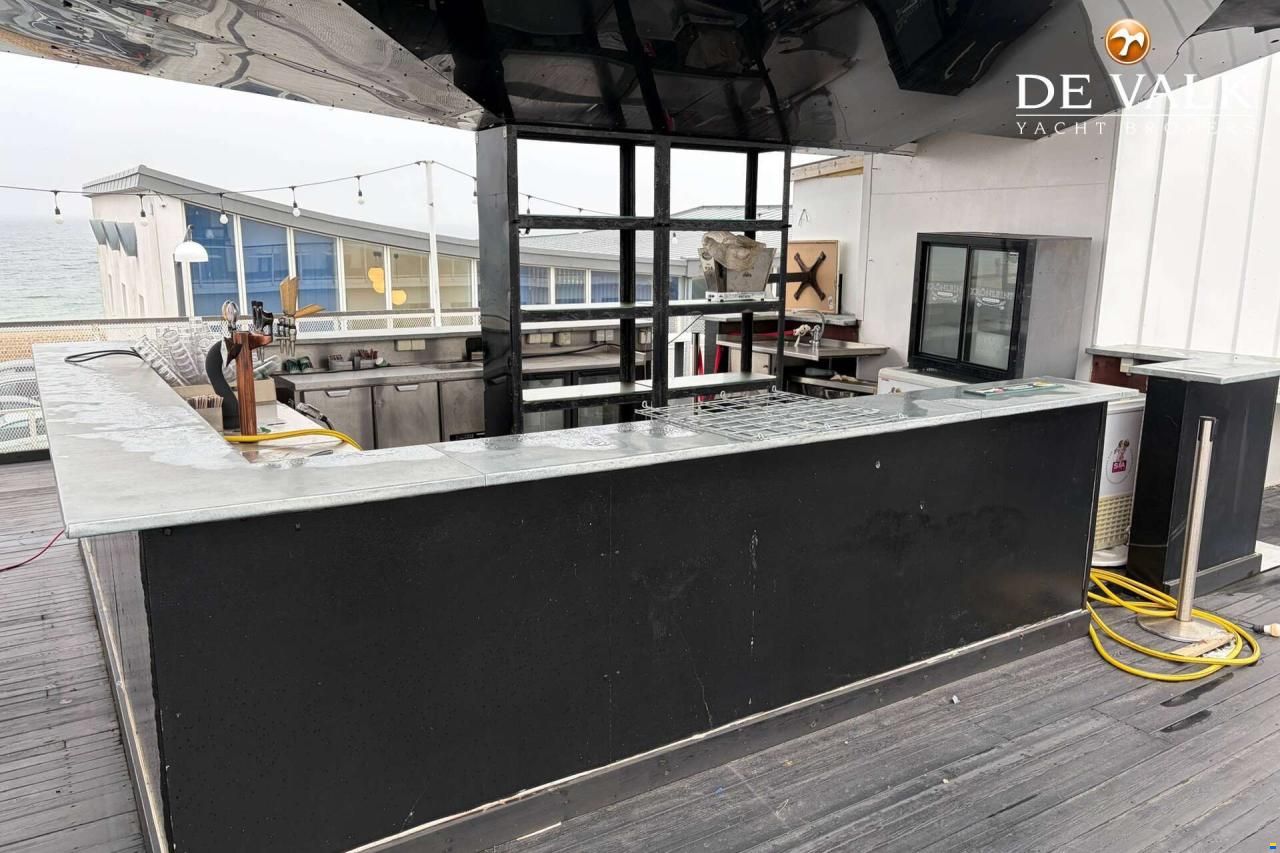 Floating restaurant