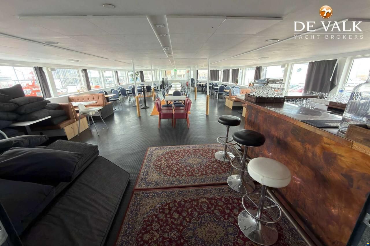Floating restaurant