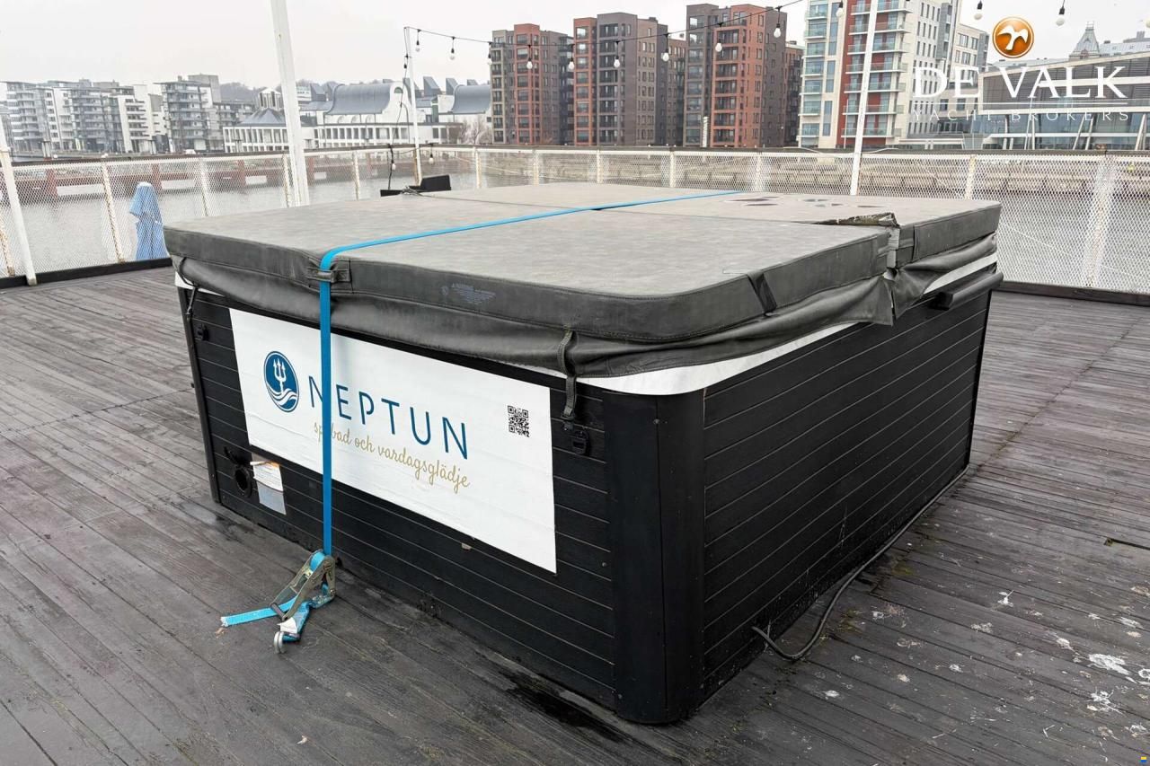 Floating restaurant