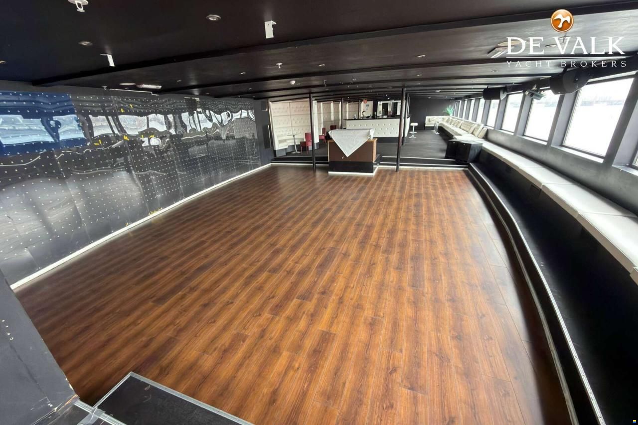 Floating restaurant