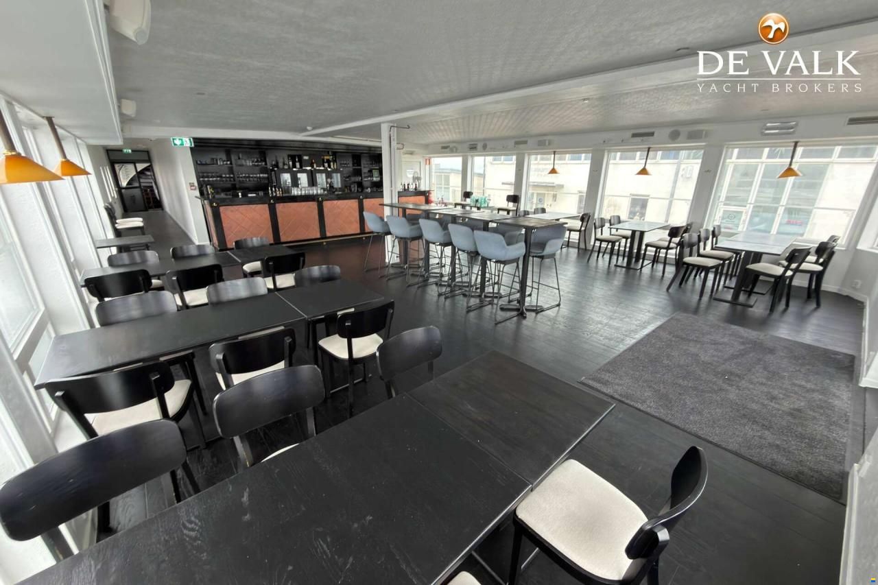 Floating restaurant
