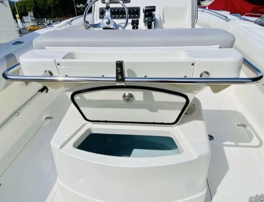 Boston Whaler 220 Outrage