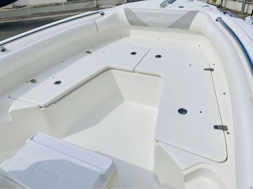 Boston Whaler 220 Outrage