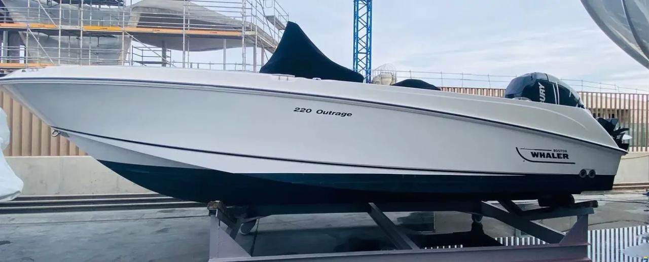 Boston Whaler 220 Outrage
