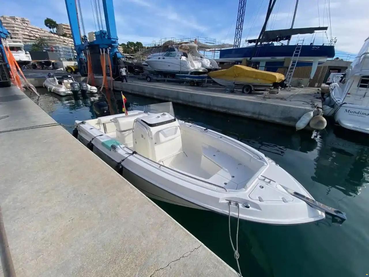 Boston Whaler 220 Outrage
