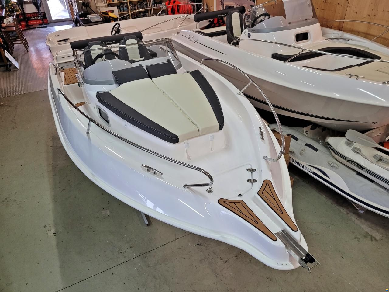 B2 Marine Cap Ferret 572 Cruiser + Mercury 115 EFI