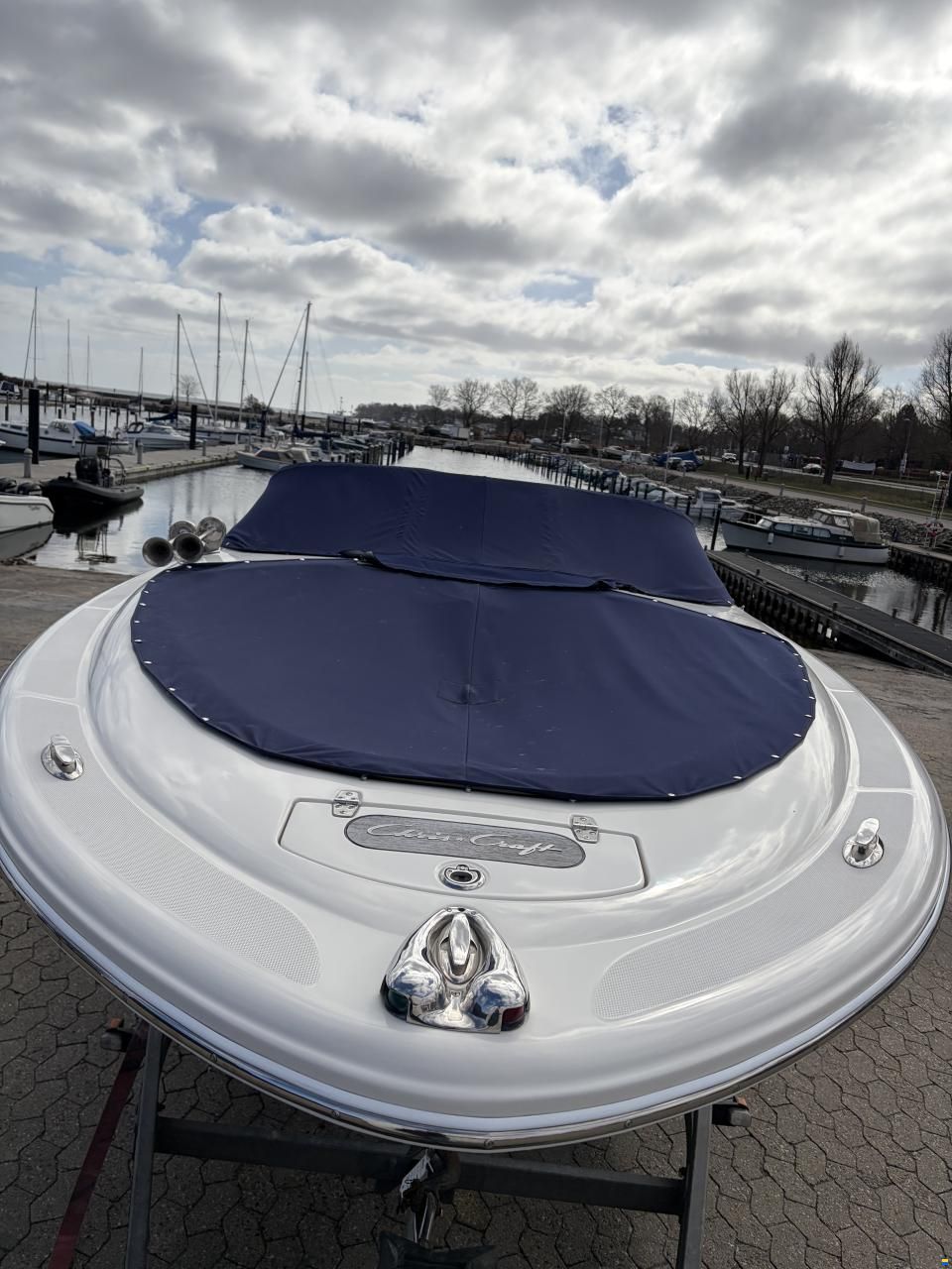 Chris Craft Launch 25 Day Cruiser