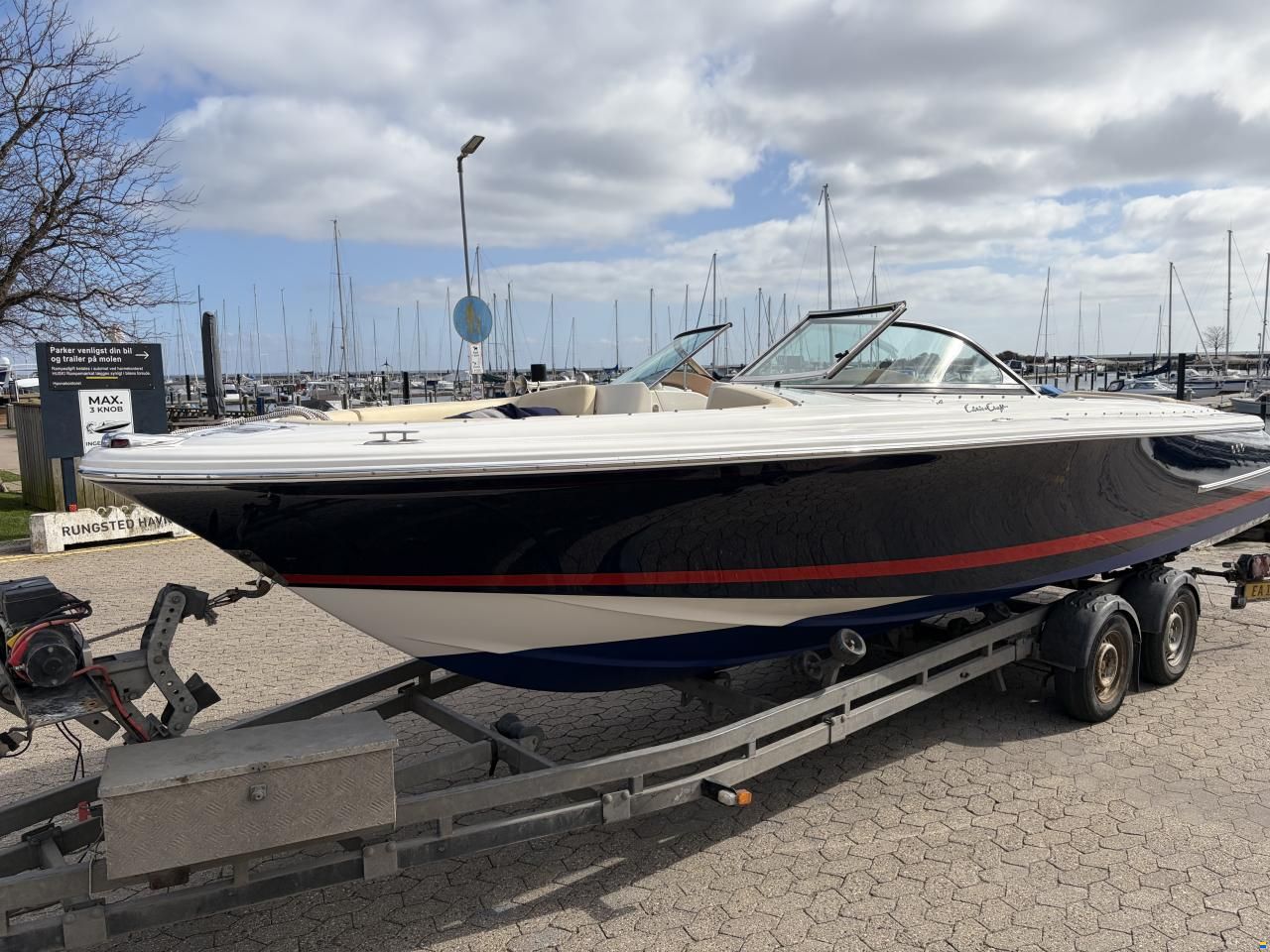 Chris Craft Launch 25 Day Cruiser