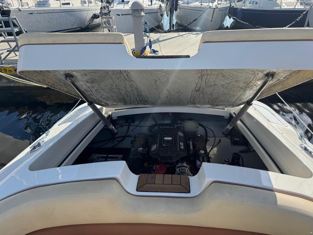 Chris Craft Launch 25 Day Cruiser