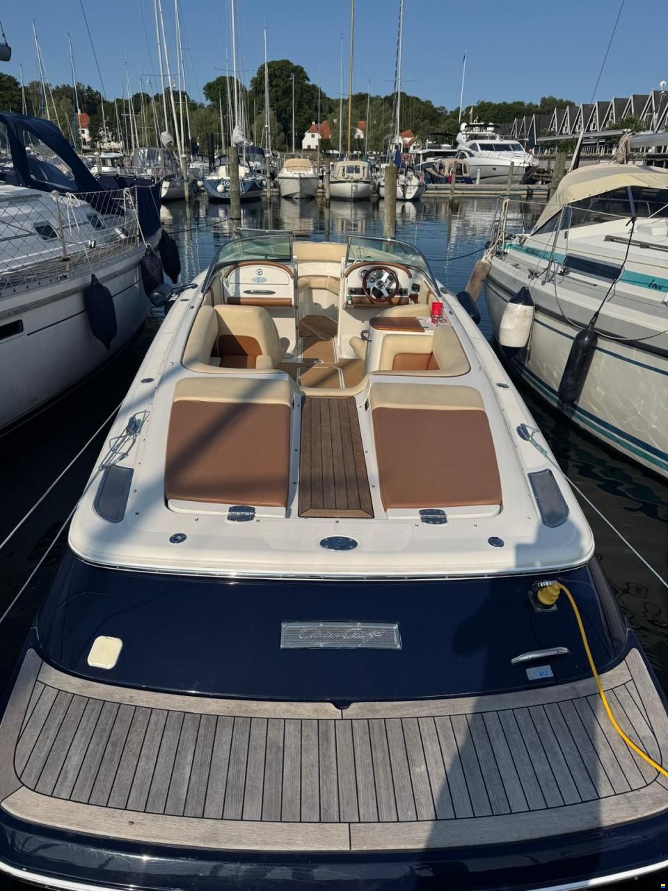 Chris Craft Launch 25 Day Cruiser