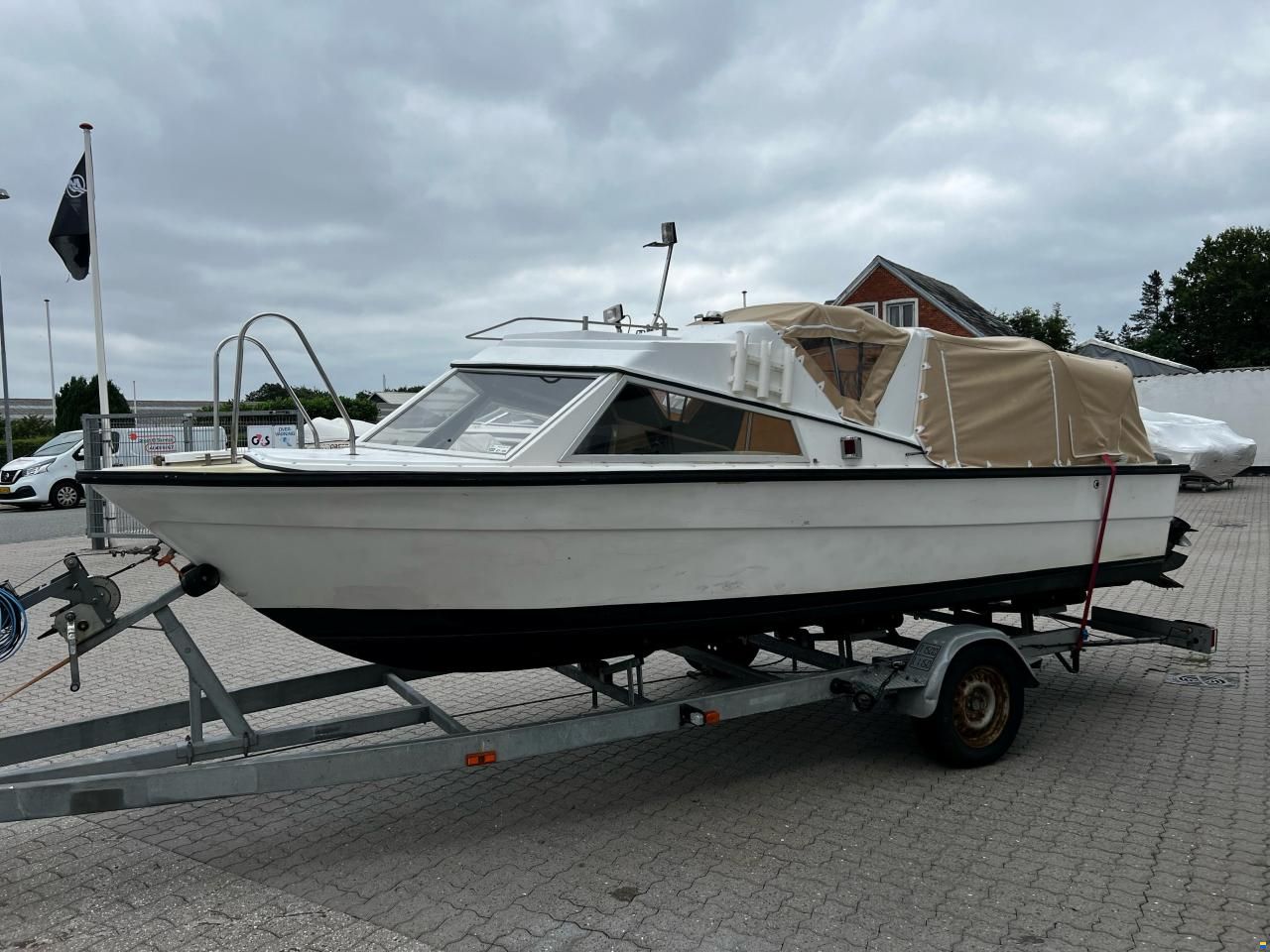 M&oslash;rebas 7000 med nyere Mercruiser 3,0L