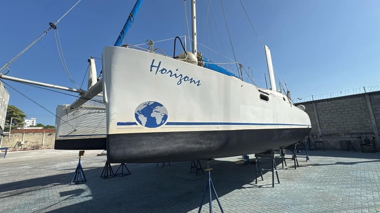 Catana 381