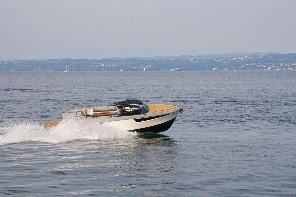 Alfastreet 28 Cabin