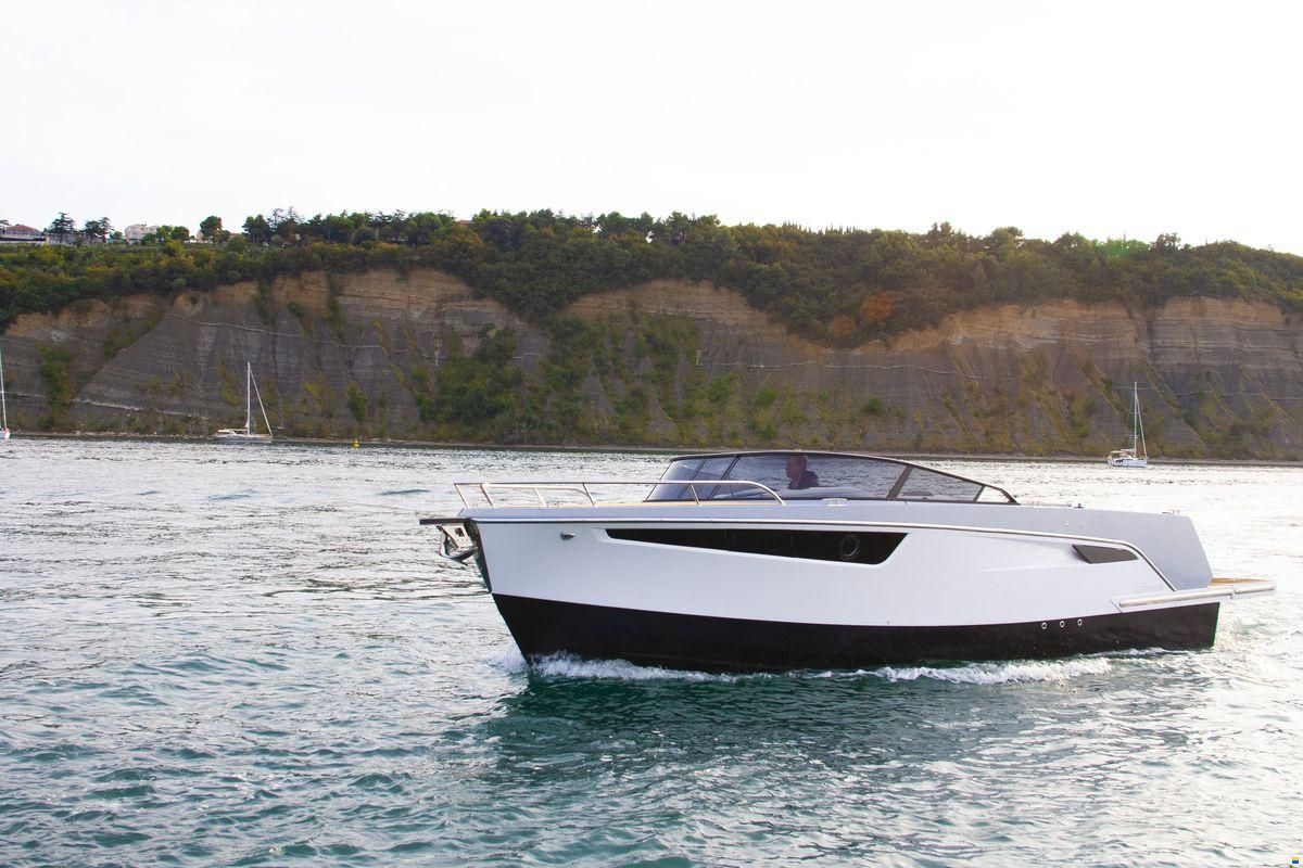 Alfastreet 28 Cabin