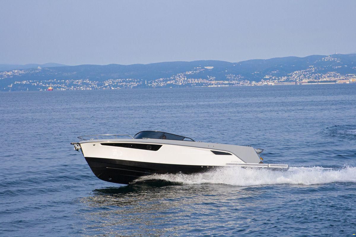 Alfastreet 28 Cabin