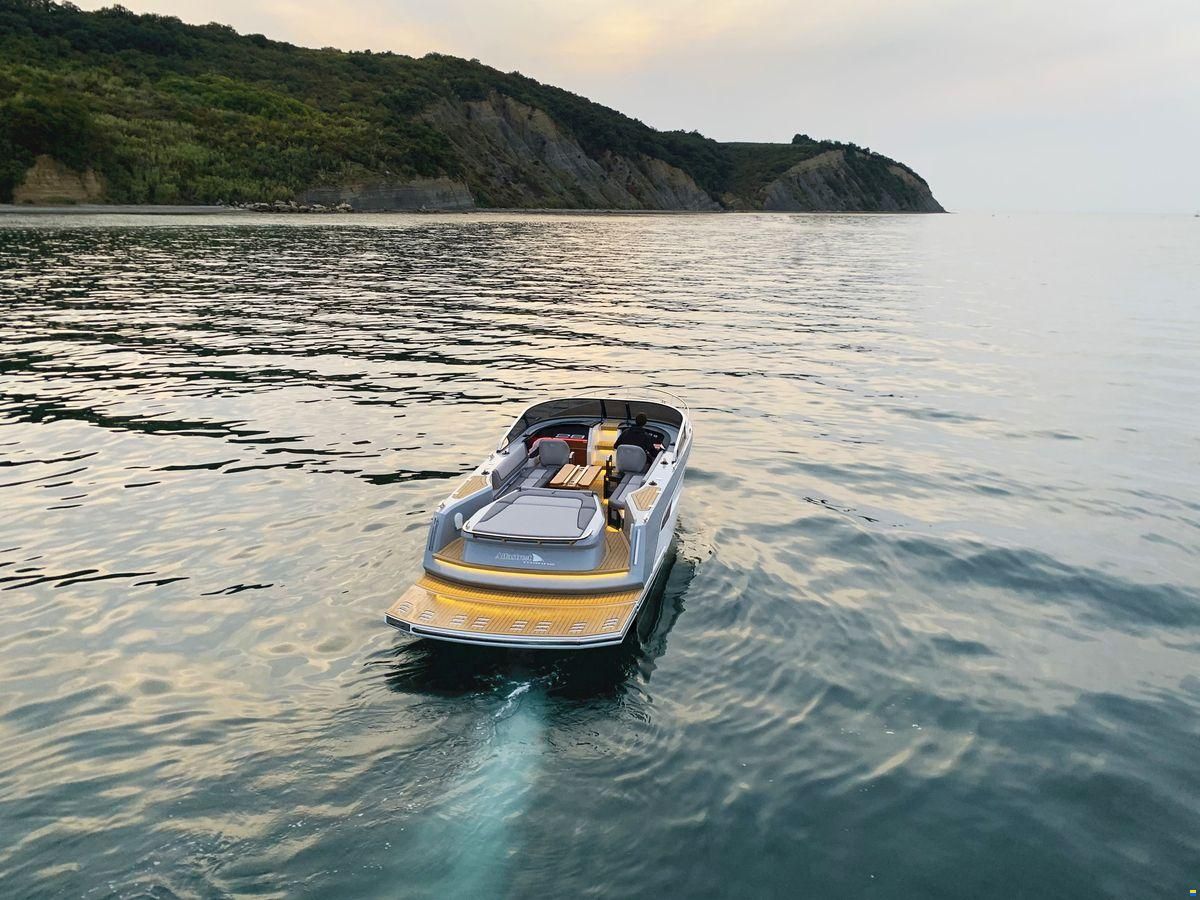 Alfastreet 28 Cabin