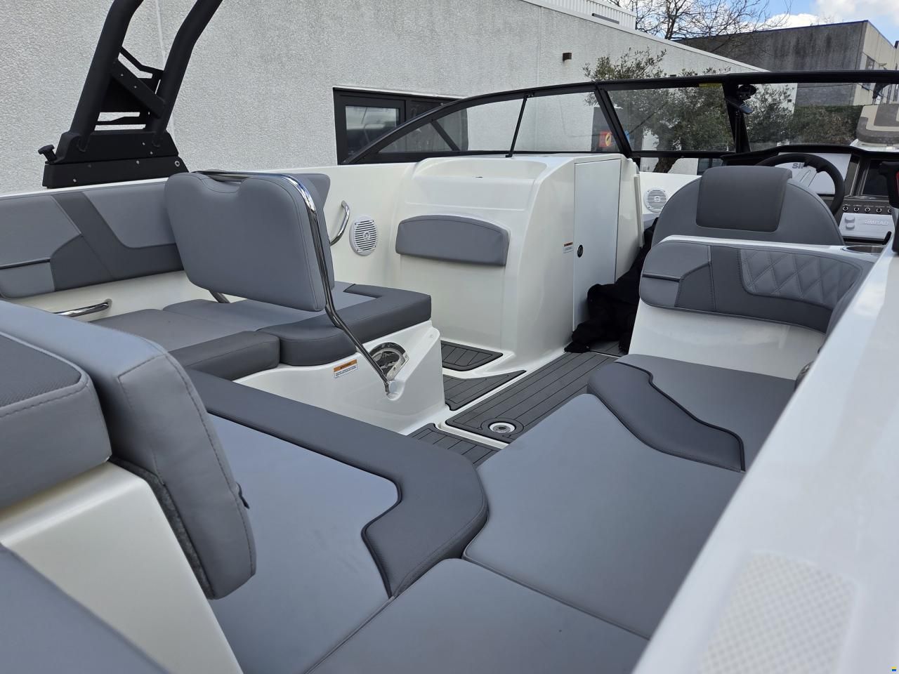 Bayliner VR6 - MY2025 - 250HP - full options