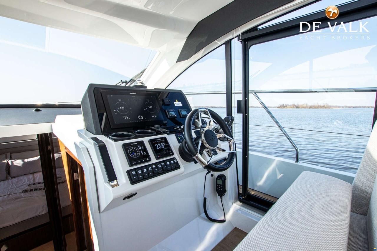 Sealine C390