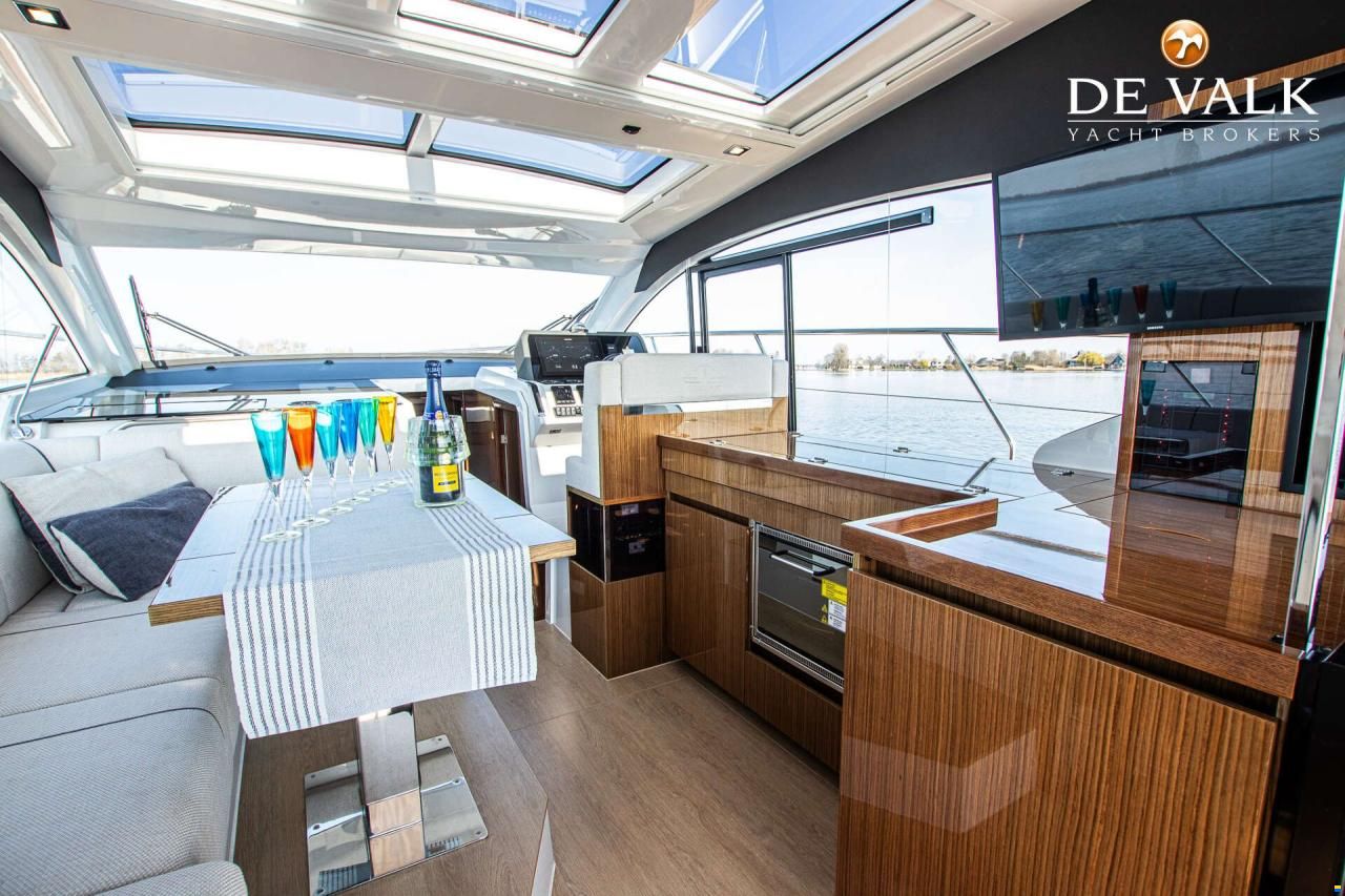 Sealine C390