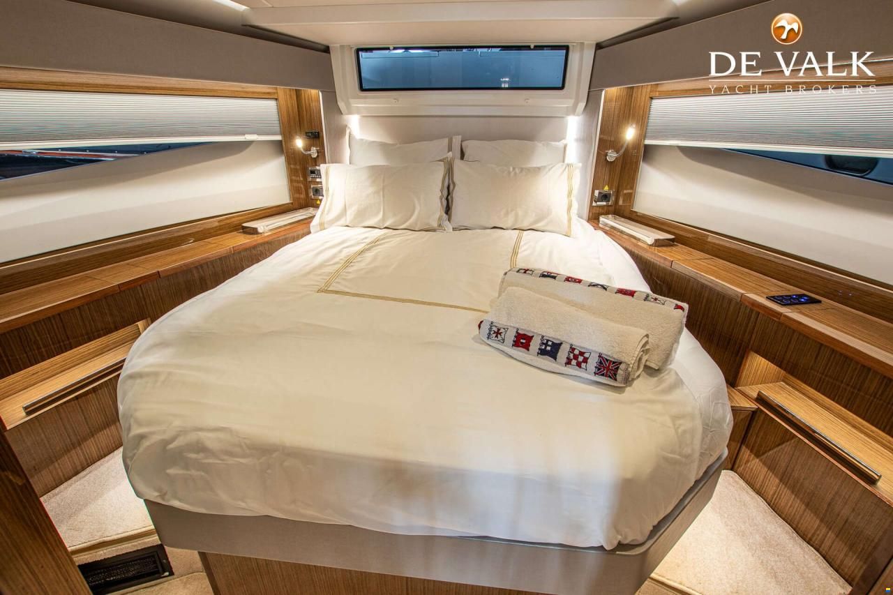 Sealine C390