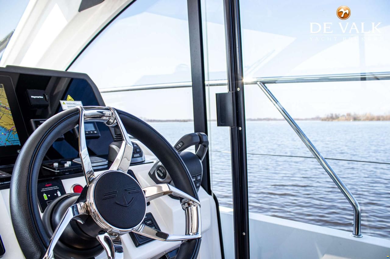 Sealine C390