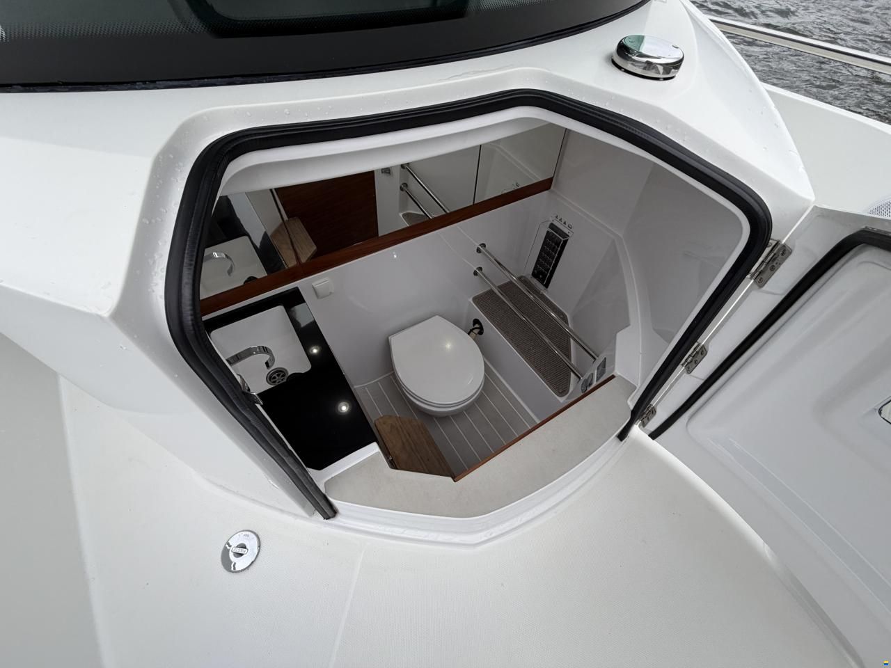 Axopar 28 Cabin