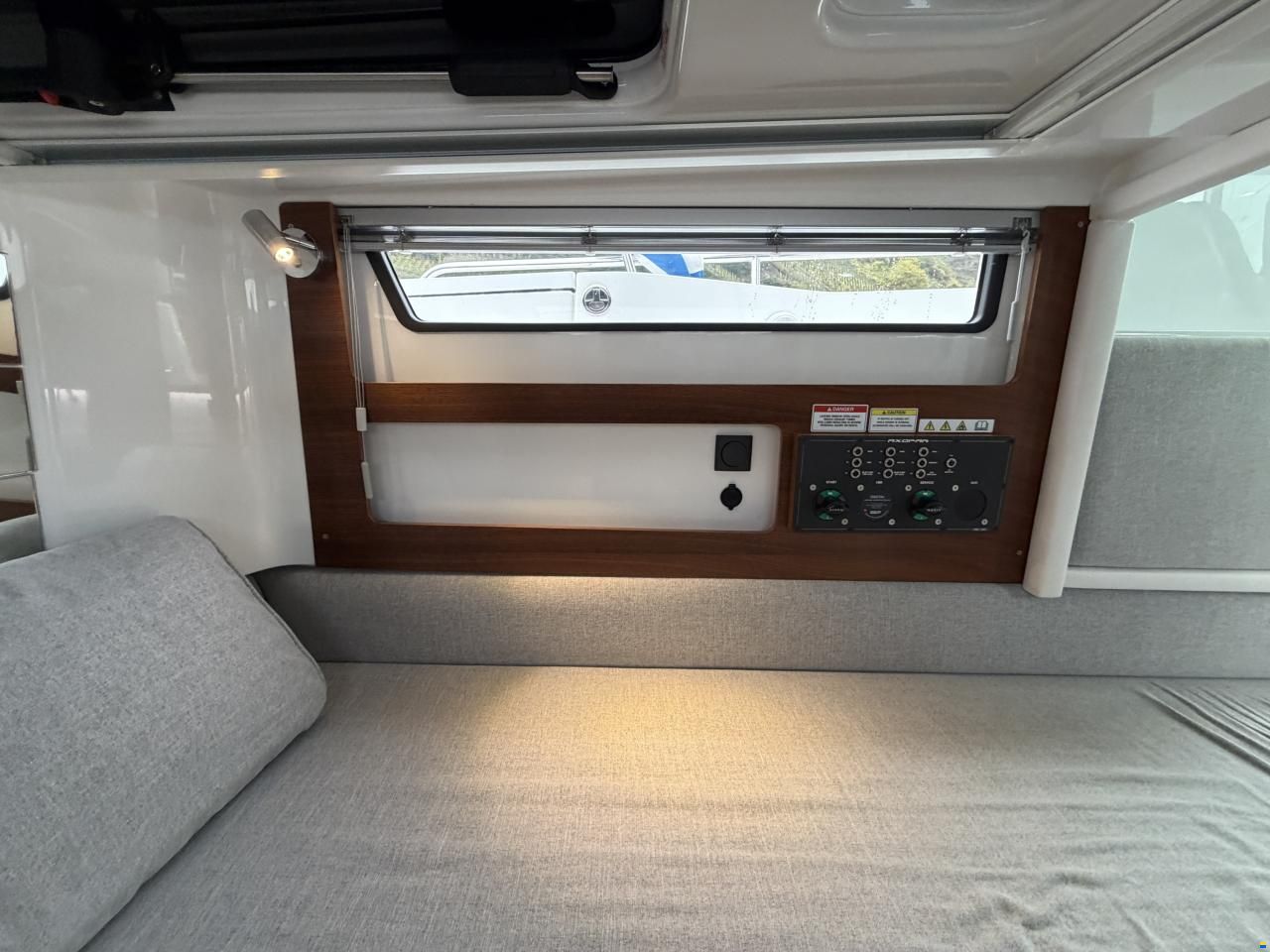 Axopar 28 Cabin