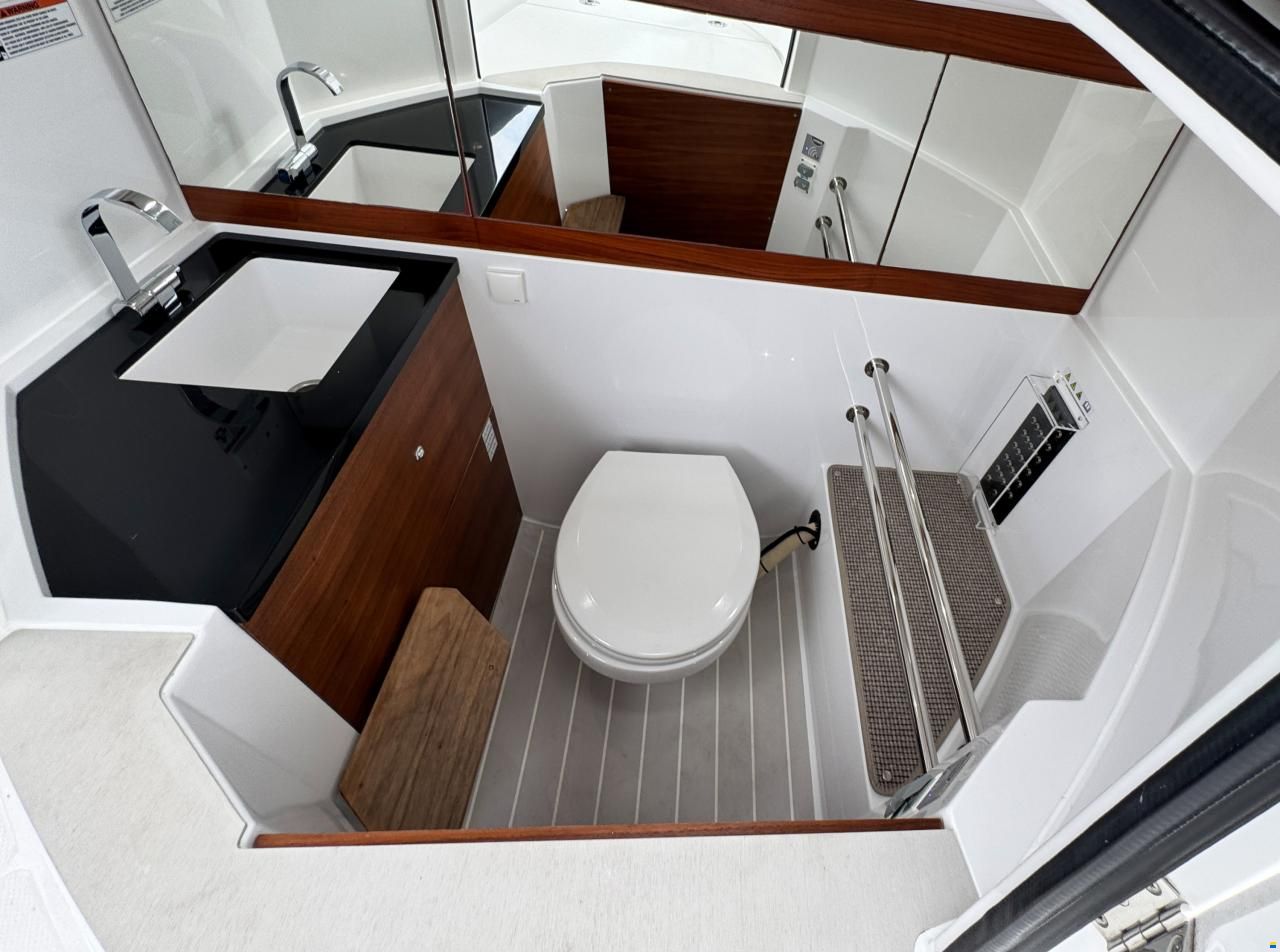 Axopar 28 Cabin