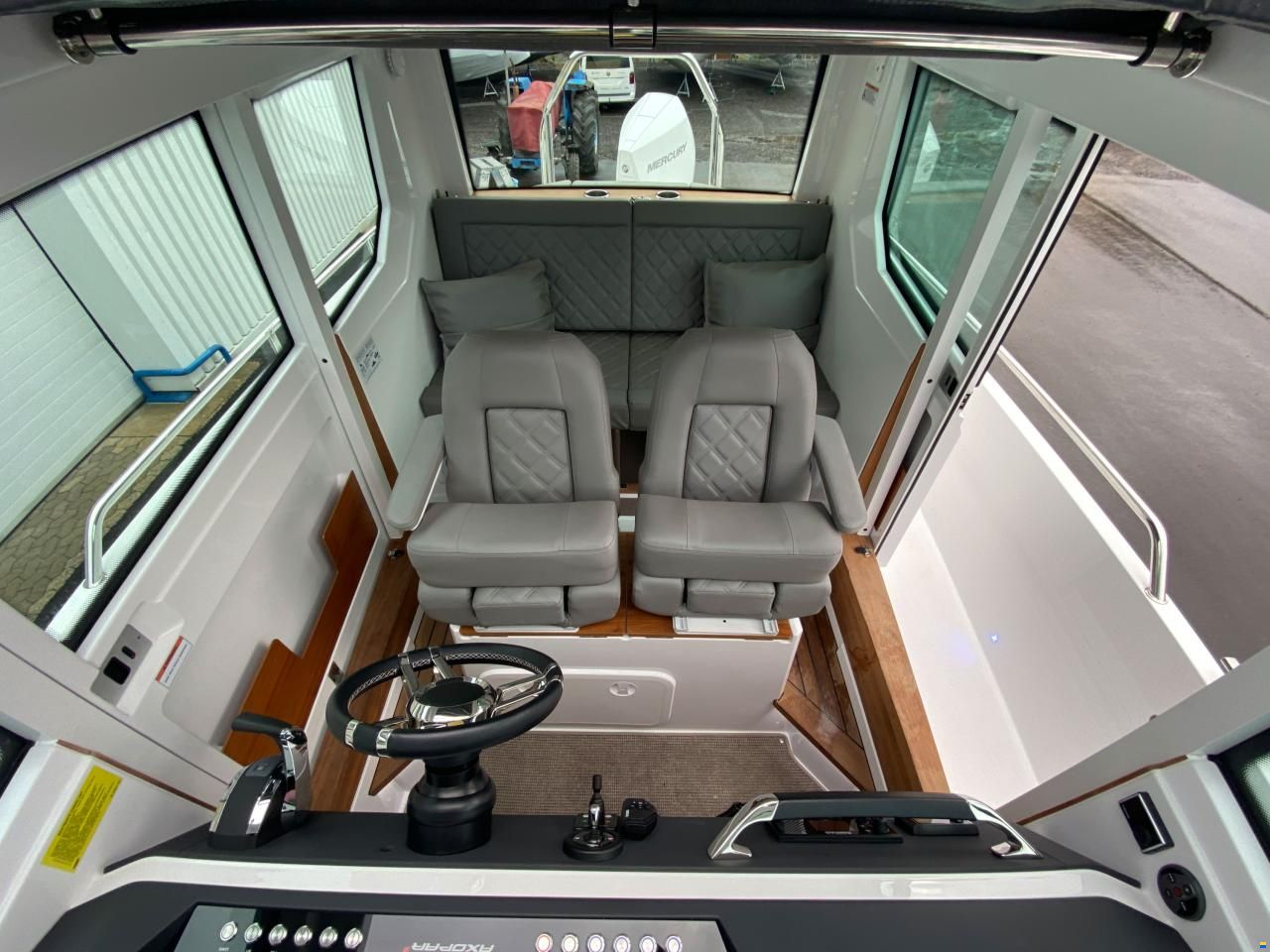 Axopar 28 Cabin