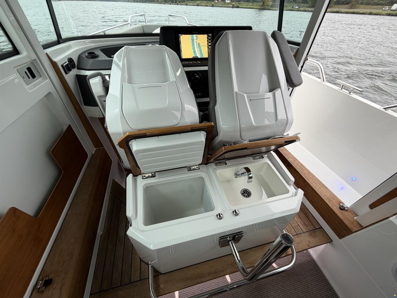 Axopar 28 Cabin