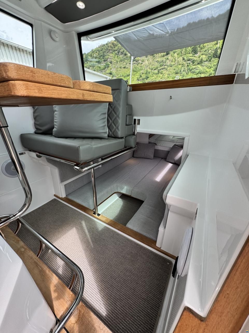 Axopar 28 Cabin