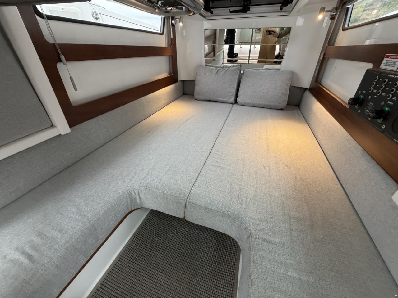 Axopar 28 Cabin