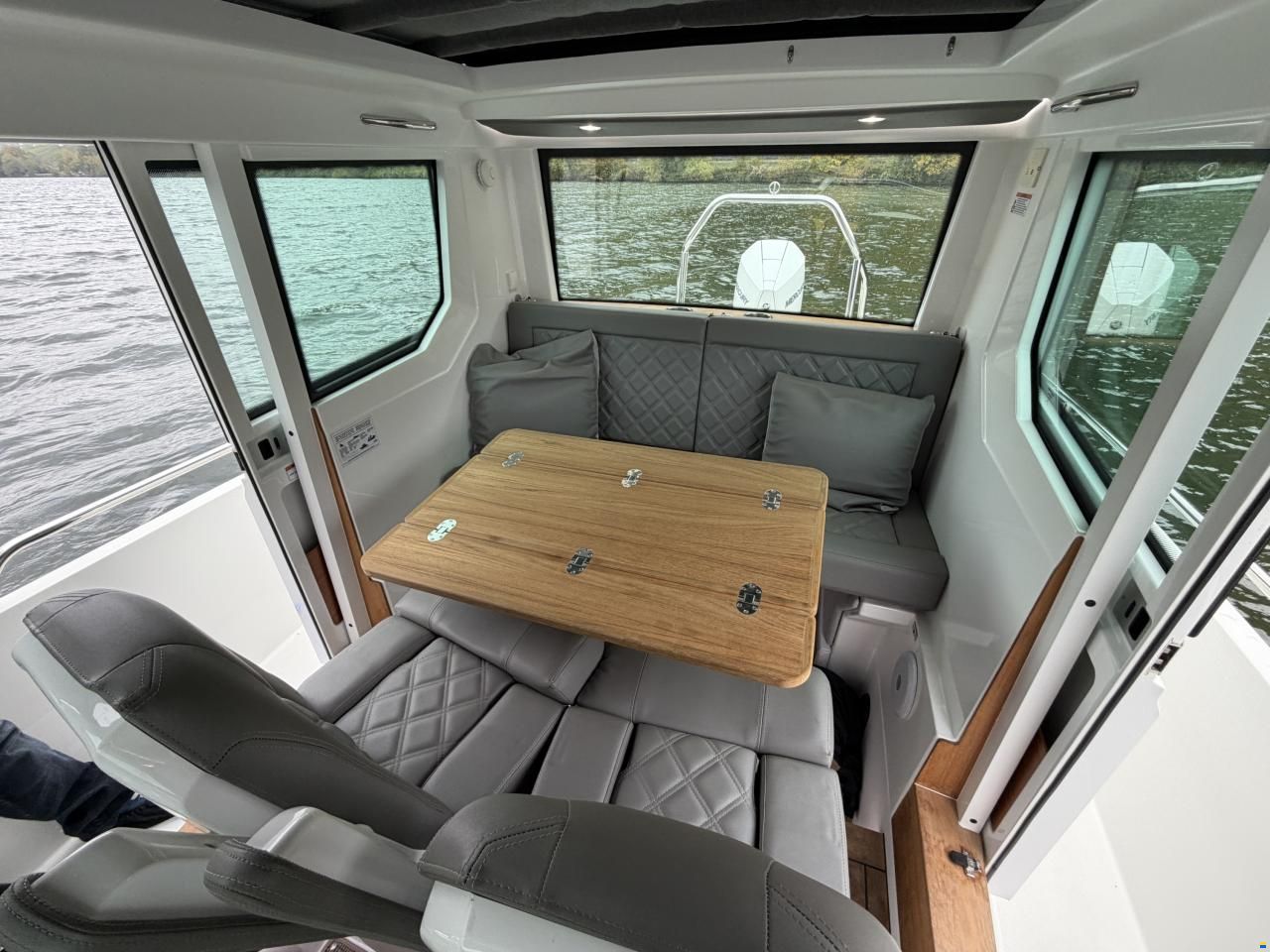 Axopar 28 Cabin