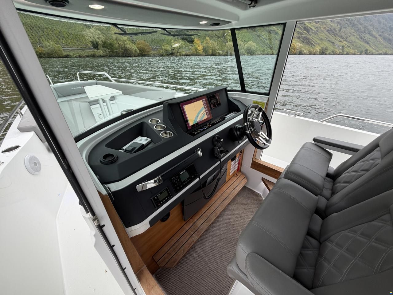 Axopar 28 Cabin