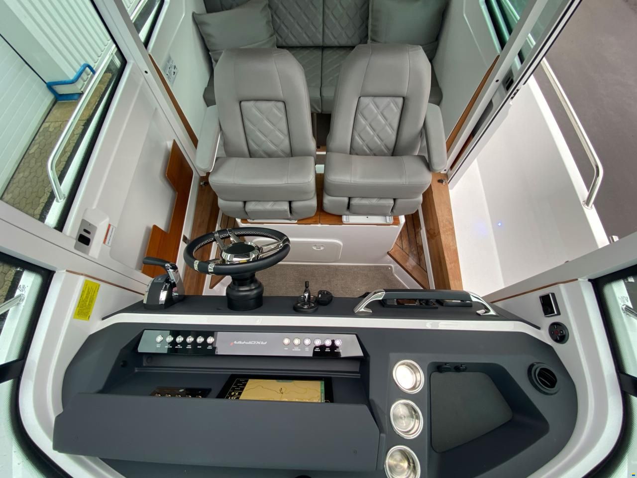 Axopar 28 Cabin