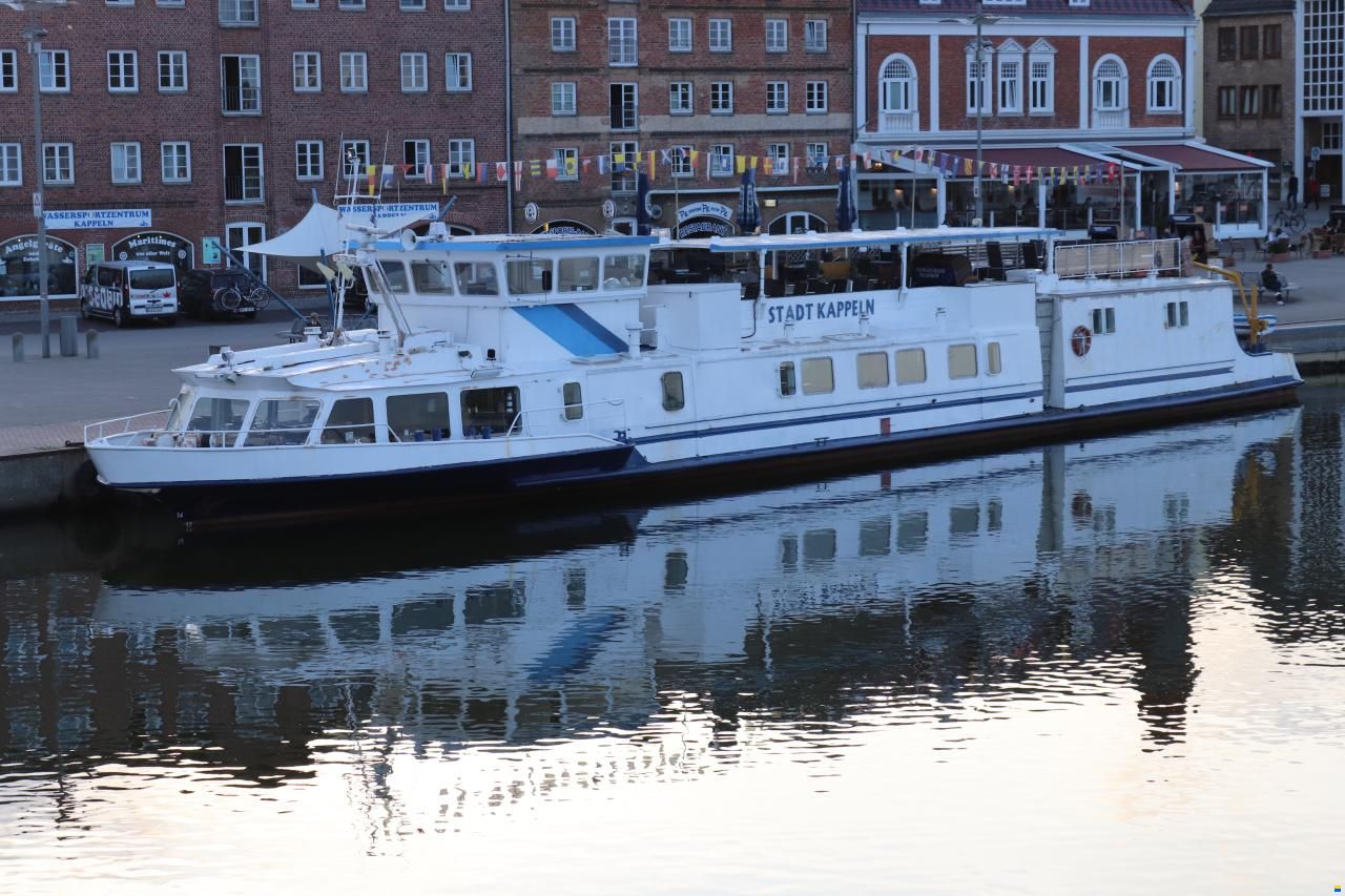 Fahrgastschiff / Hausboot