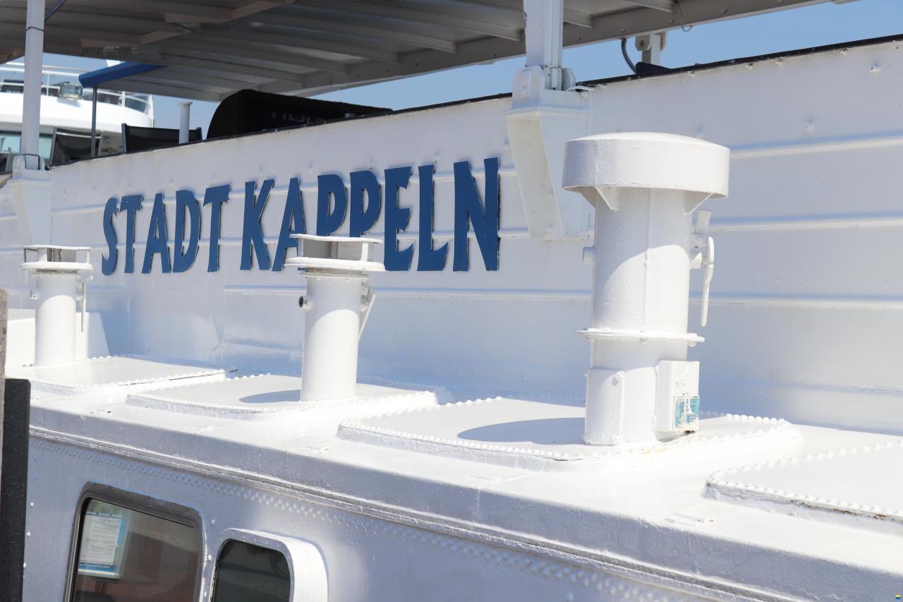 Fahrgastschiff / Hausboot