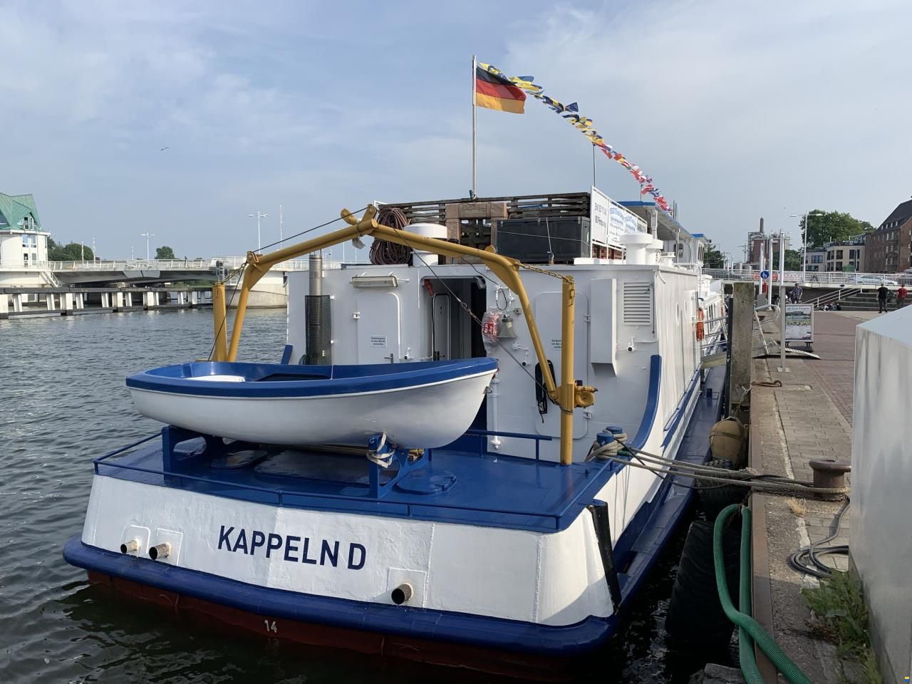 Fahrgastschiff / Hausboot