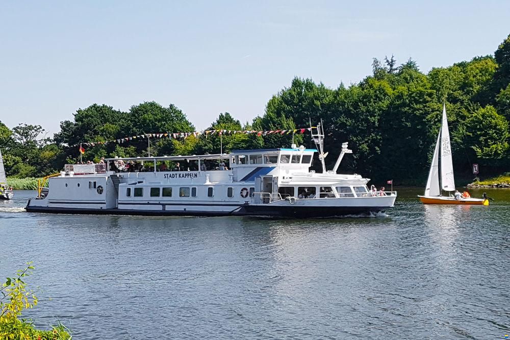 Fahrgastschiff / Hausboot