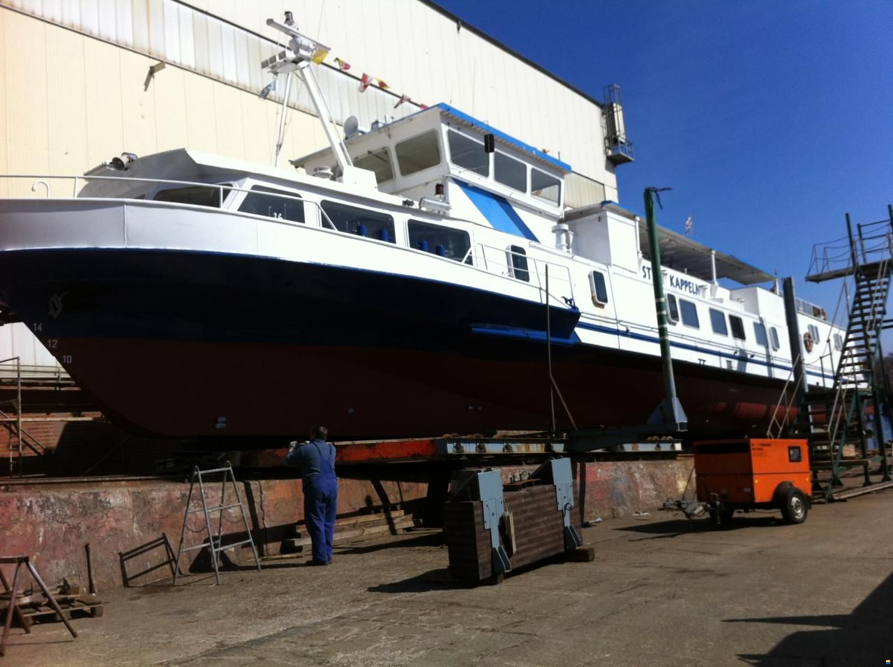 Fahrgastschiff / Hausboot