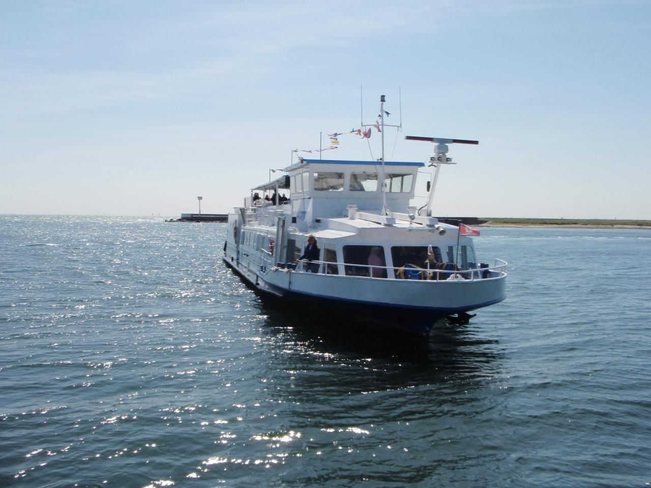 Fahrgastschiff / Hausboot