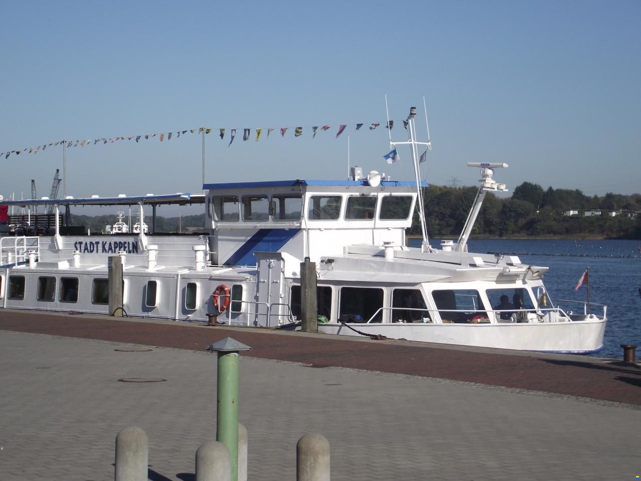 Fahrgastschiff / Hausboot