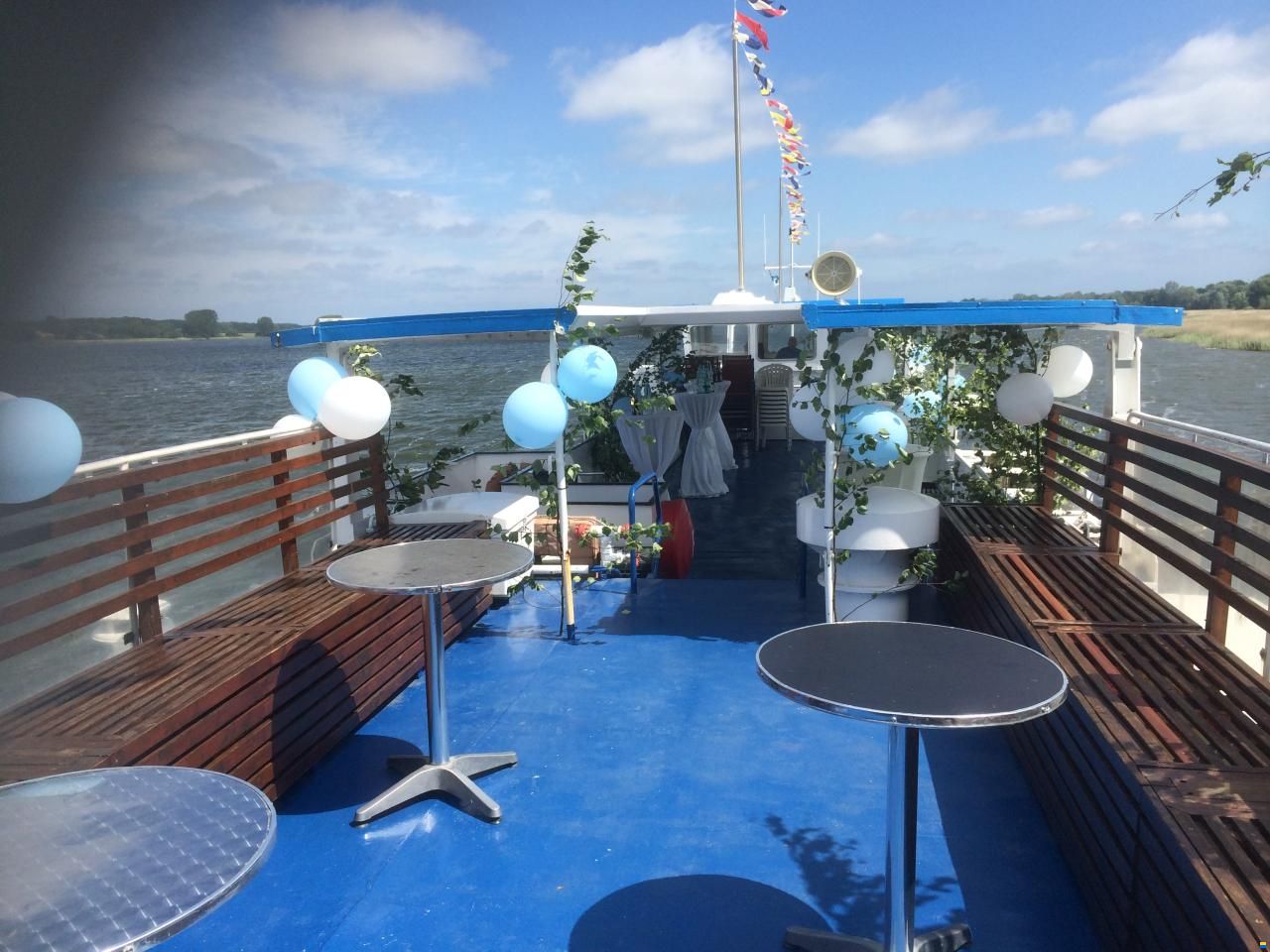 Fahrgastschiff / Hausboot