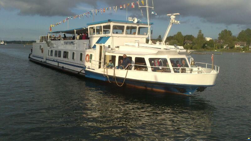 Fahrgastschiff / Hausboot