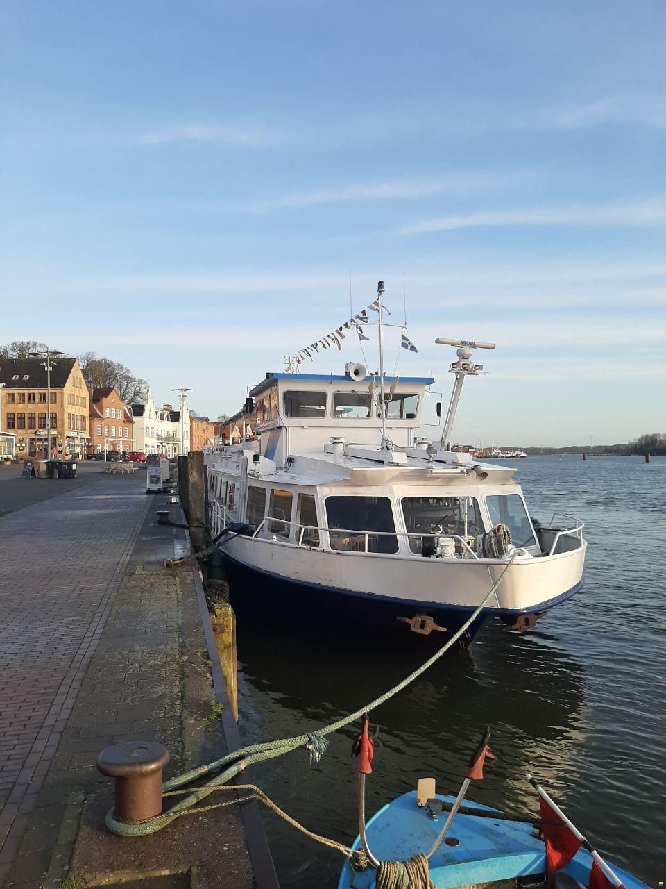 Fahrgastschiff / Hausboot
